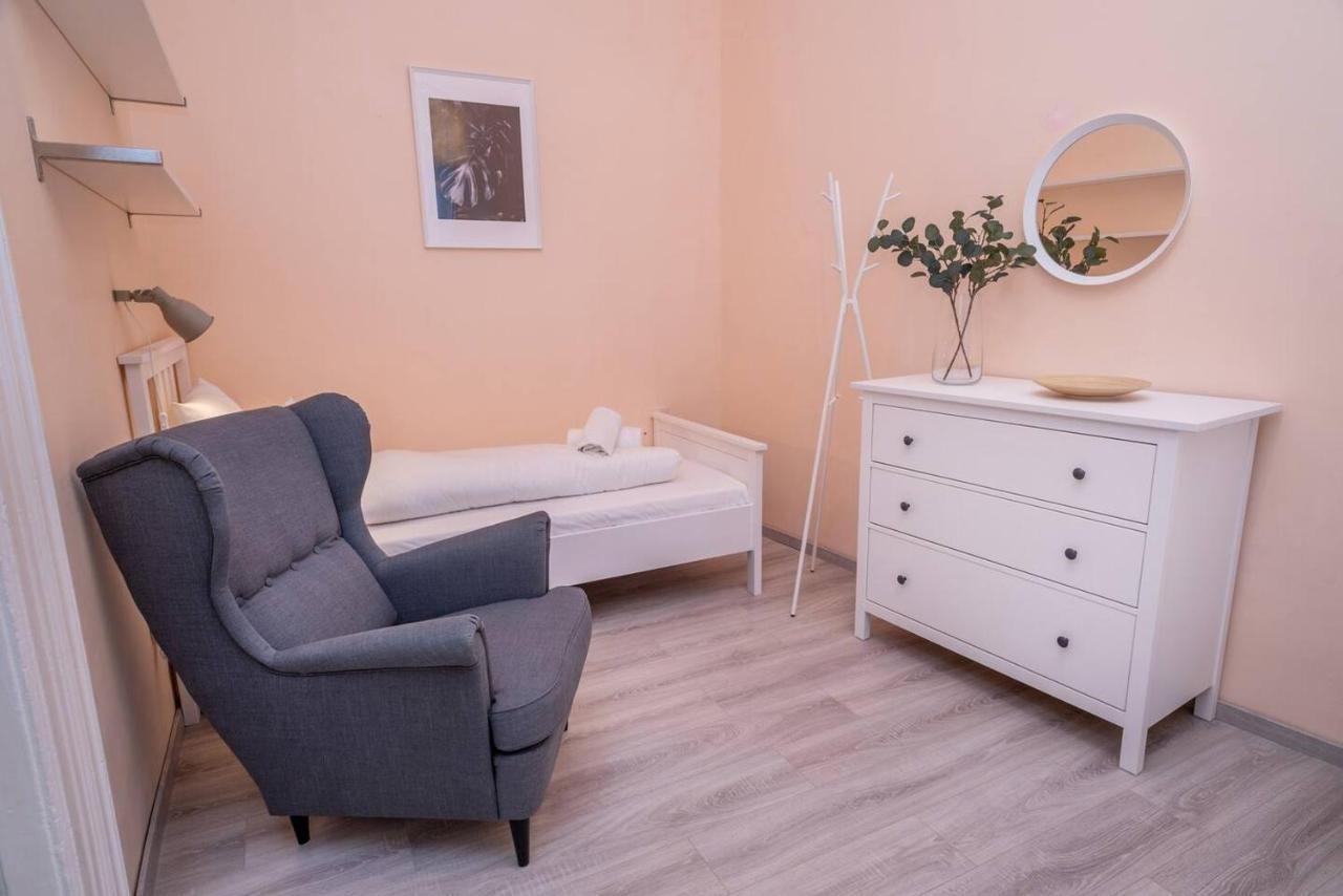 And Large Ac Away From Апартаменти Будапешт