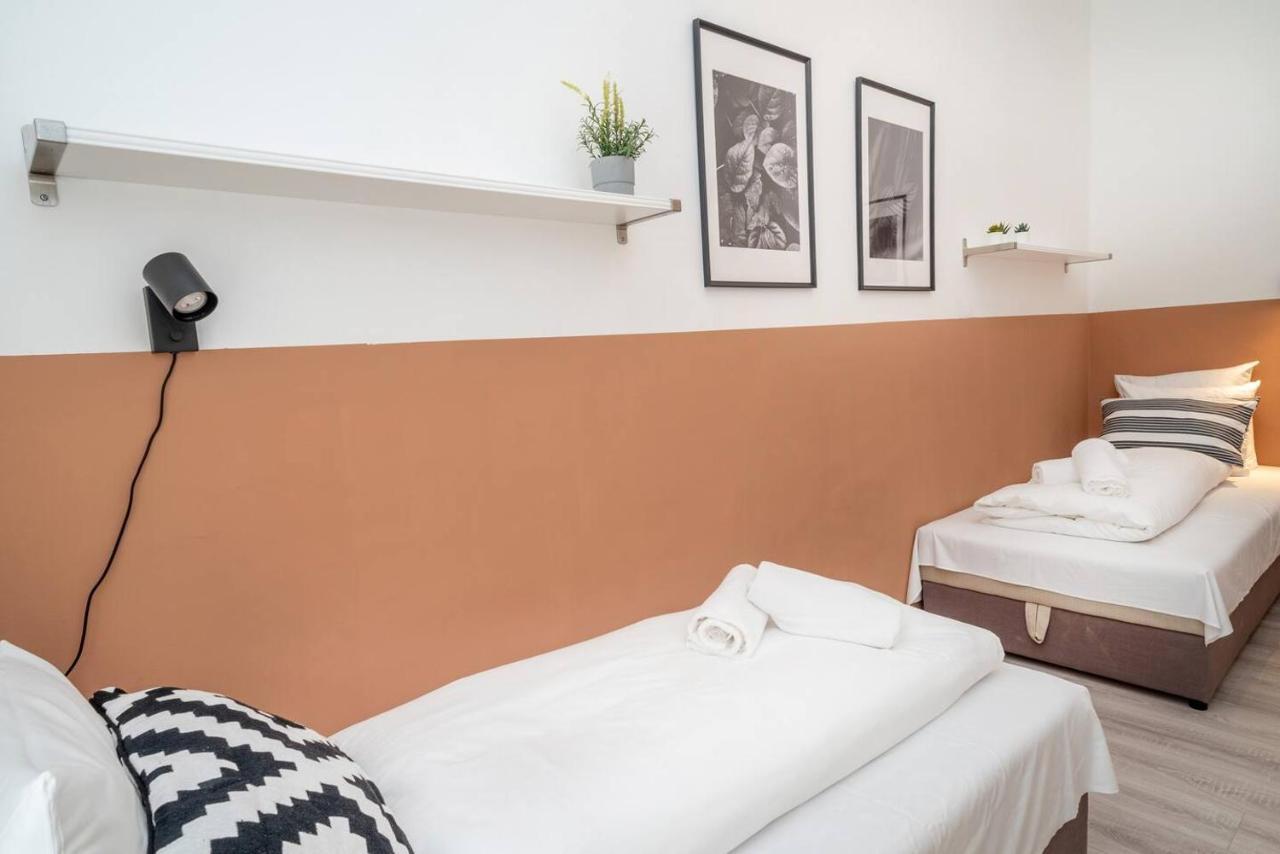 And Large Ac Away From Апартаменты