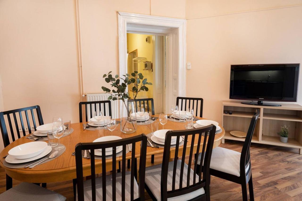 Apartament And Large Ac Away From *