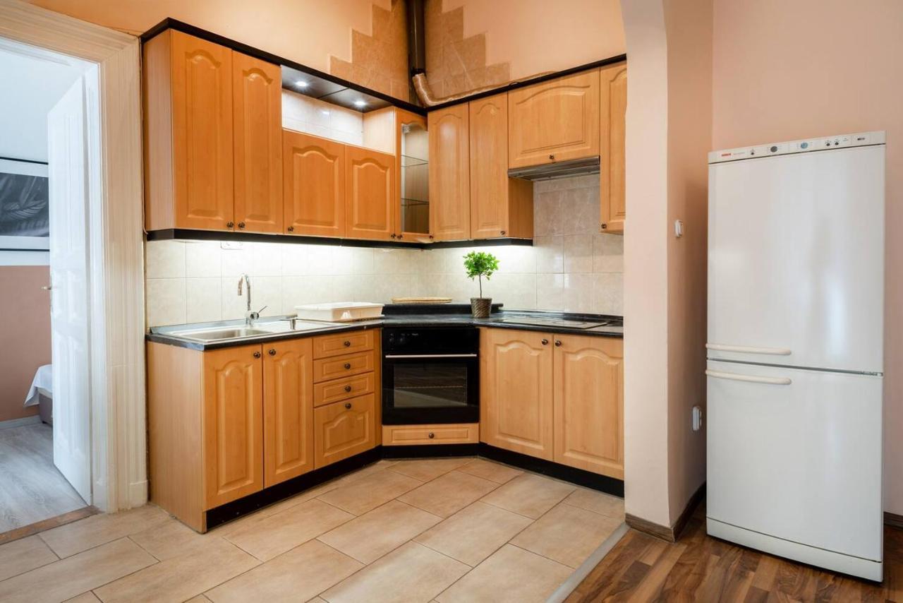 Апартаменты And Large Ac Away From