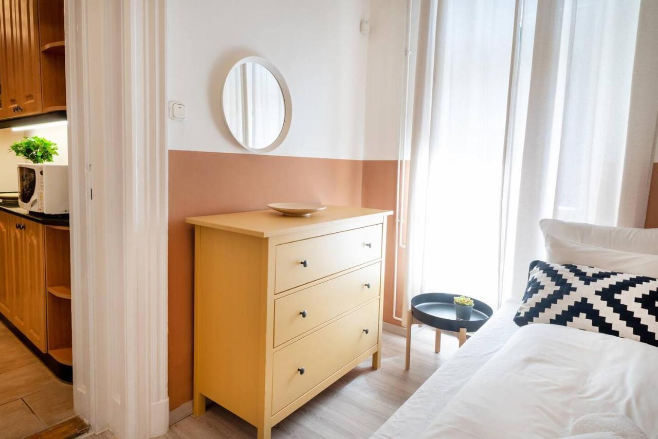 And Large Ac Away From Apartament *
