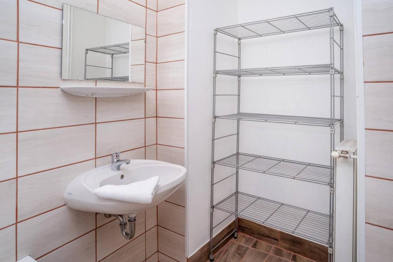 And Large Ac Away From Апартаменты
