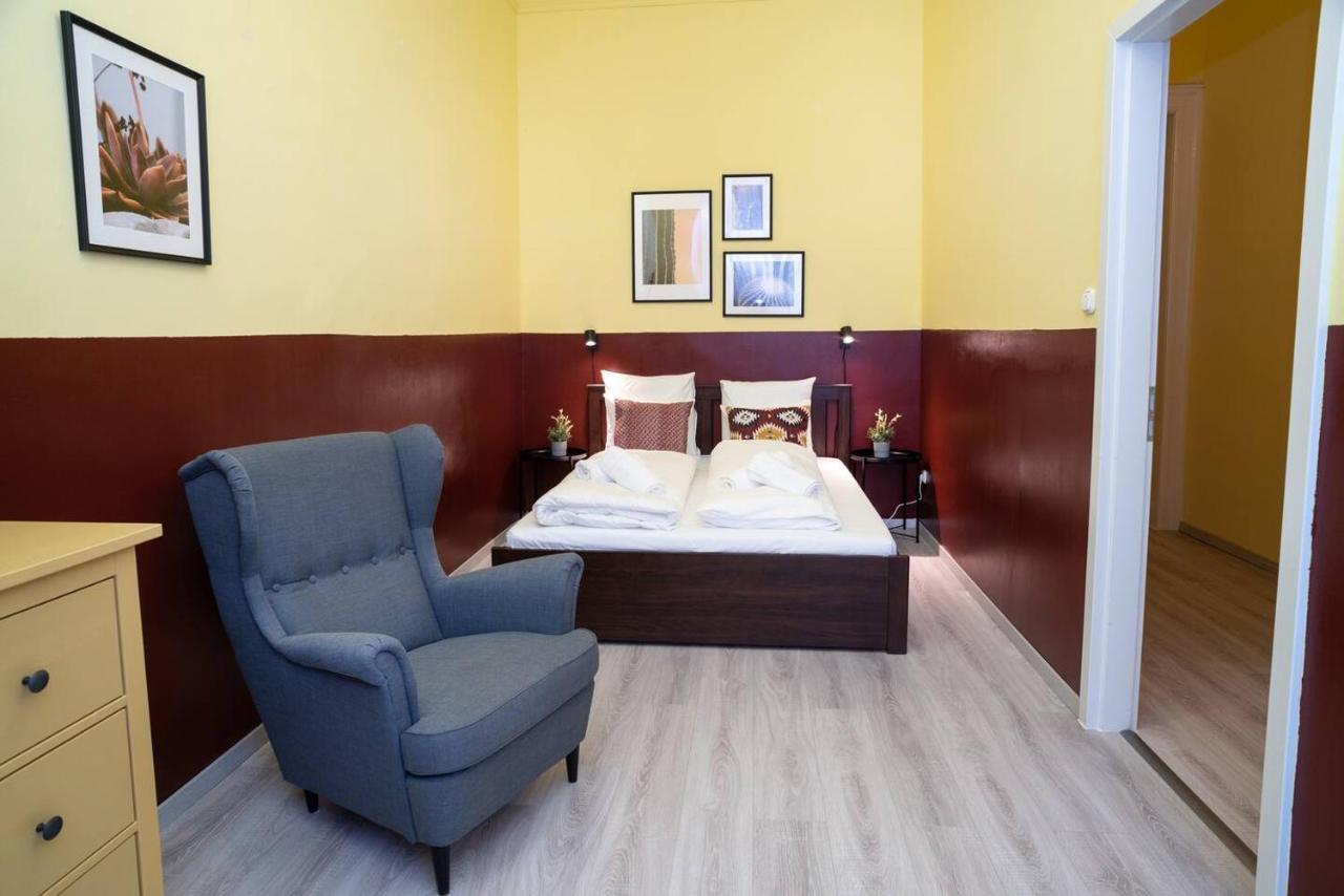And Large Ac Away From Apartament Budapeszt