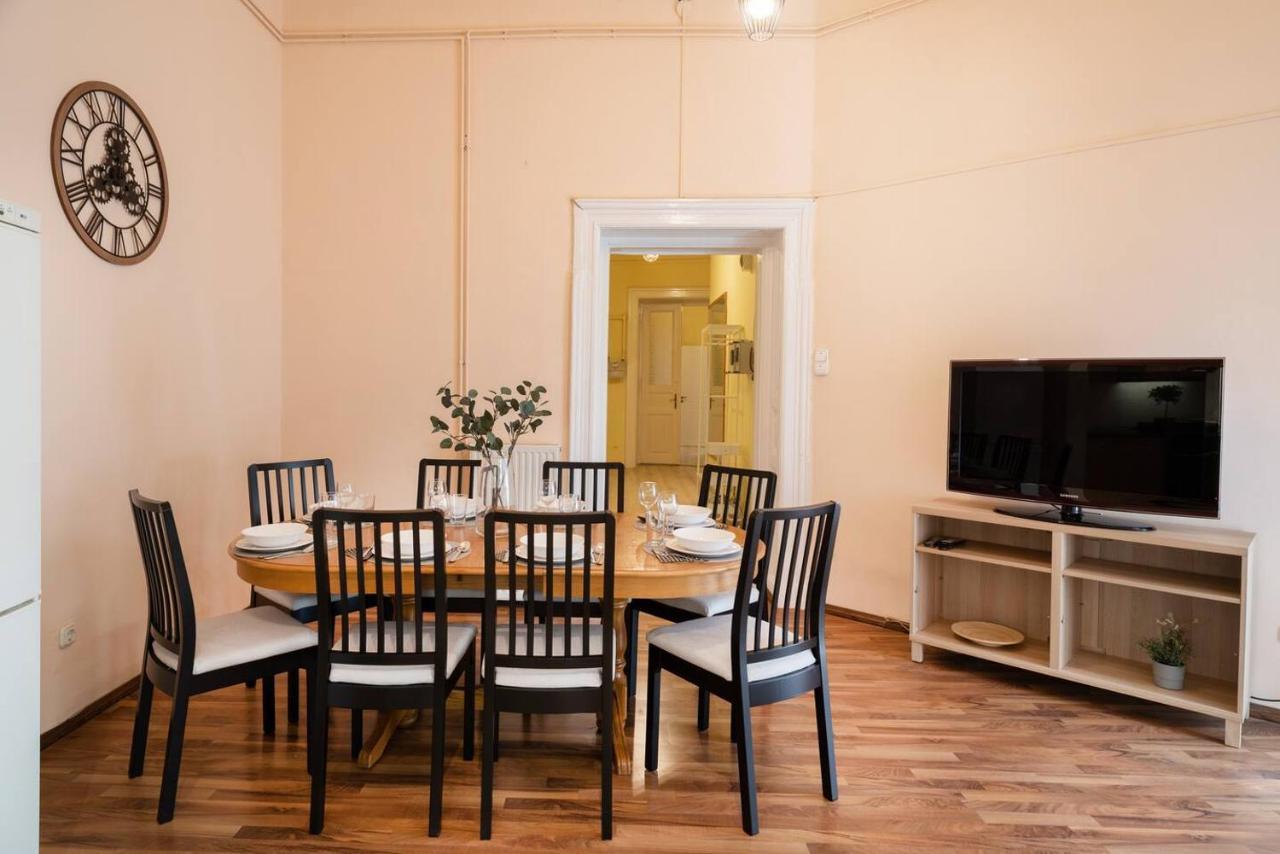Apartament And Large Ac Away From *