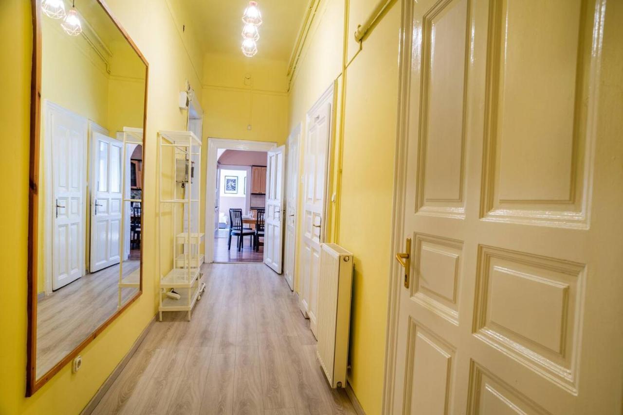 And Large Ac Away From Апартаменты *