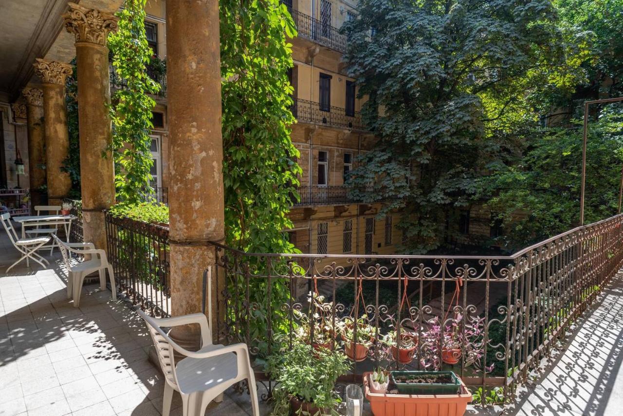 Apartament And Large Ac Away From *