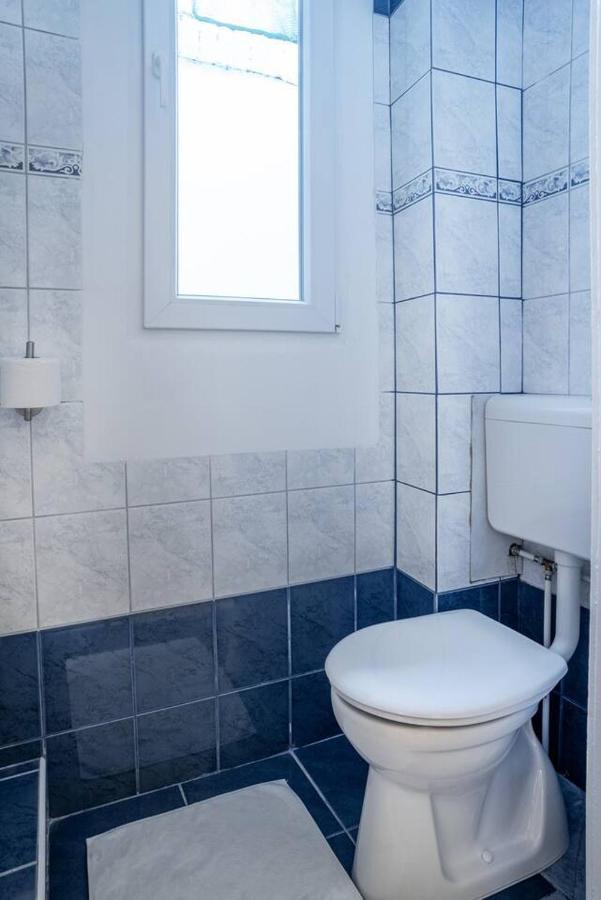 And Large Ac Away From Апартаменты